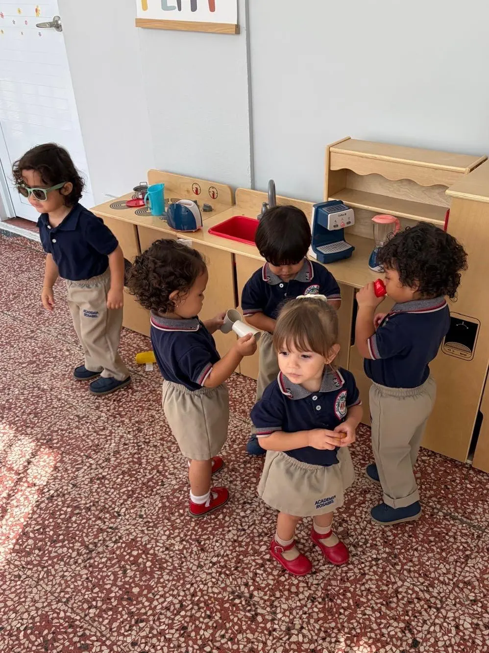Niños realizando actividades creativas
