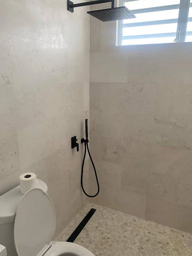 Remodelación de baño por Remodelaciones Pérez LLC