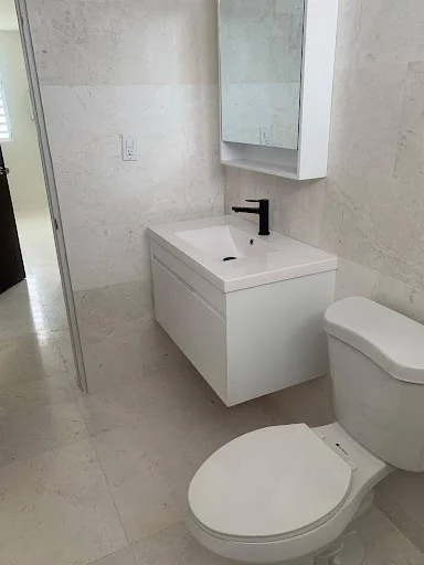 Baño remodelado por Remodelaciones Pérez LLC