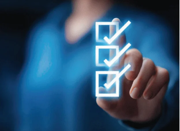 Profesional analizando un panel de datos y campañas