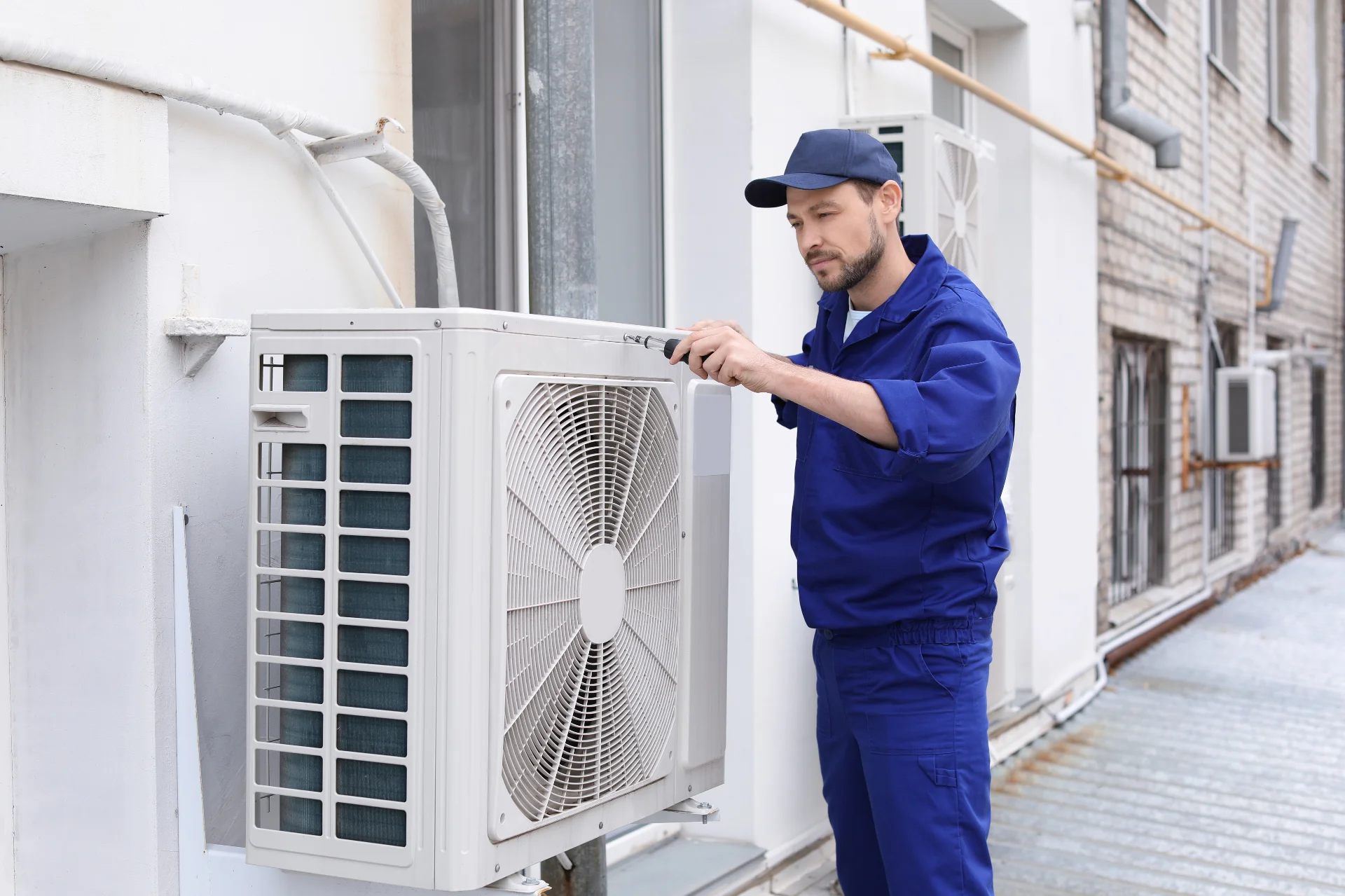 Técnico de aire acondicionado trabajando