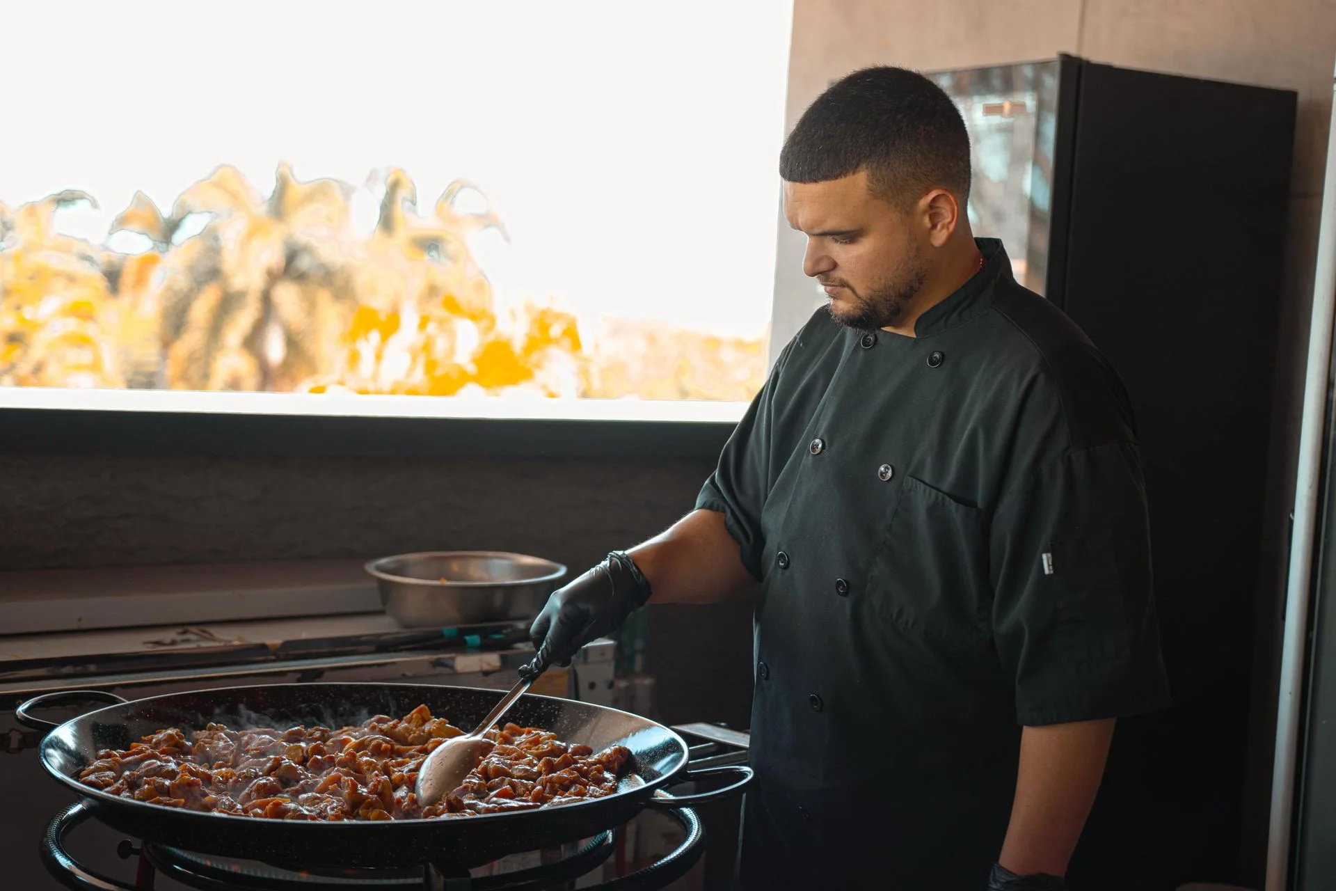 Chef José Ríos trabajando en la cocina