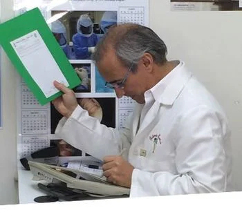 Doctor interactuando con paciente