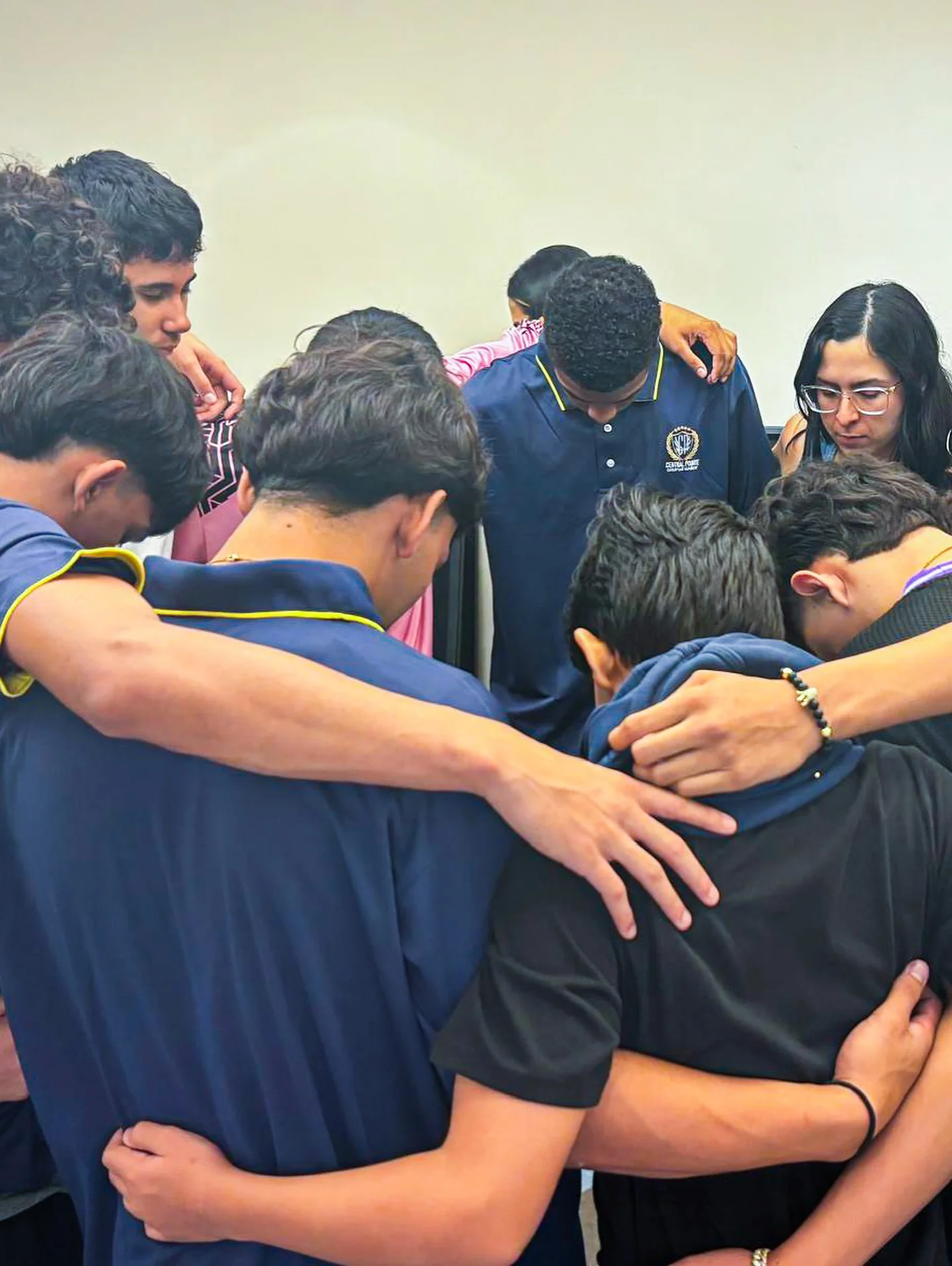 Estudiantes Reunidos Orando