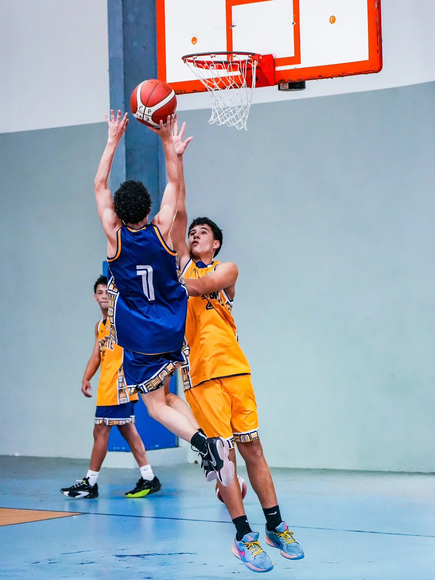 Estudiantes jugando baloncesto