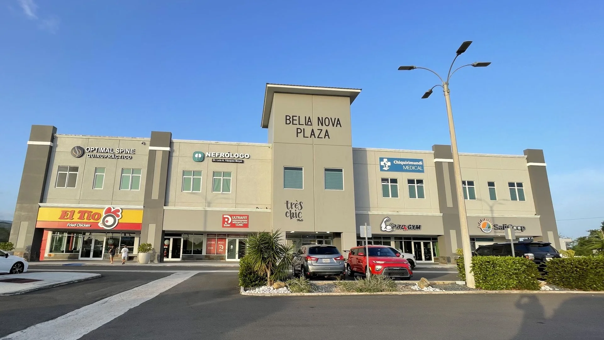 Edificio Bella Nova Plaza, donde se encuentra la oficina del doctor en Guayama