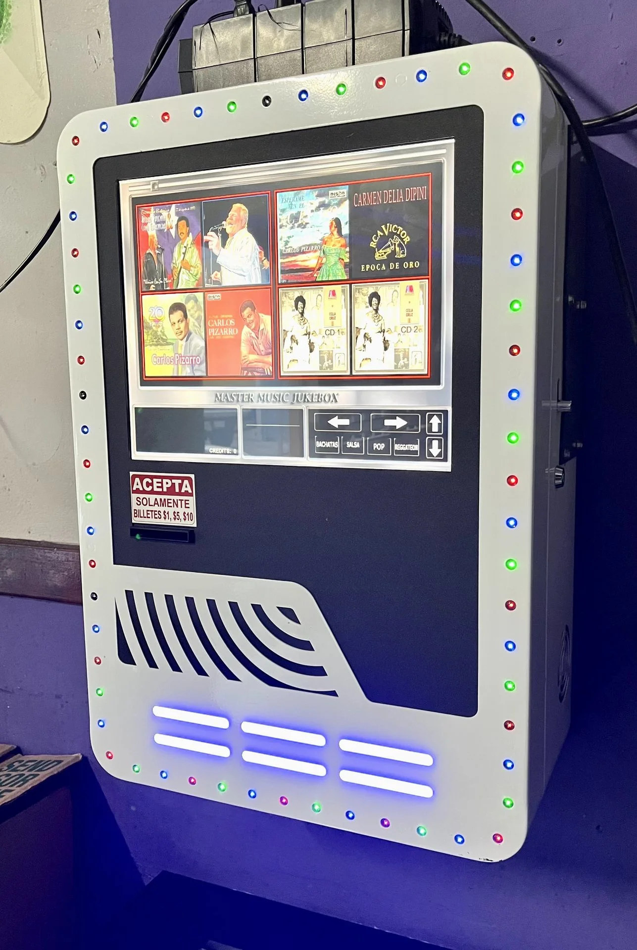 Vellonera moderna en ambiente de entretenimiento