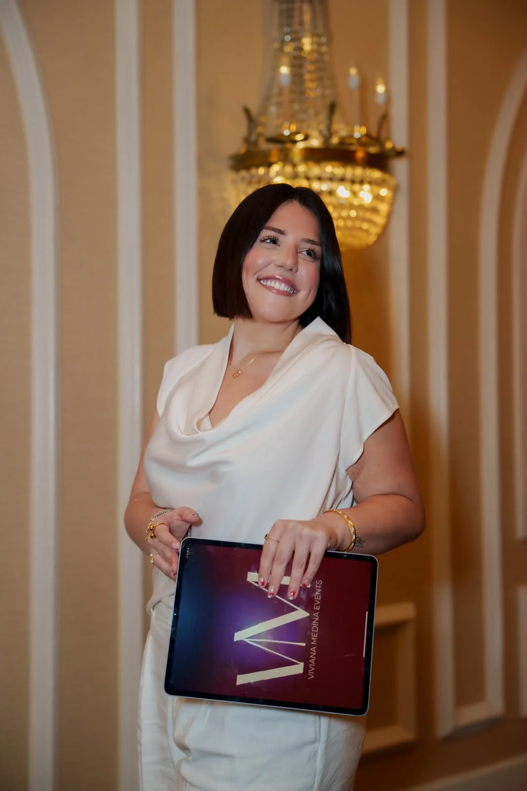 Viviana Medina sosteniendo la carpeta institucional de su marca