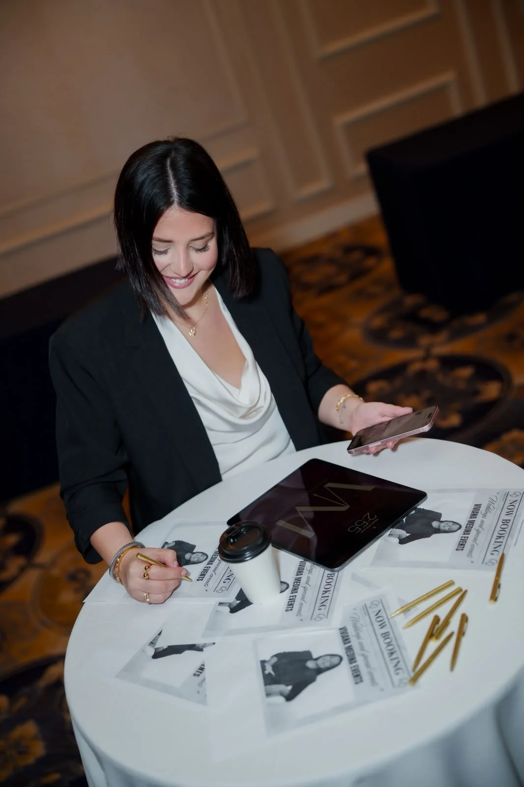 Viviana Medina tomando notas para la organización de un evento