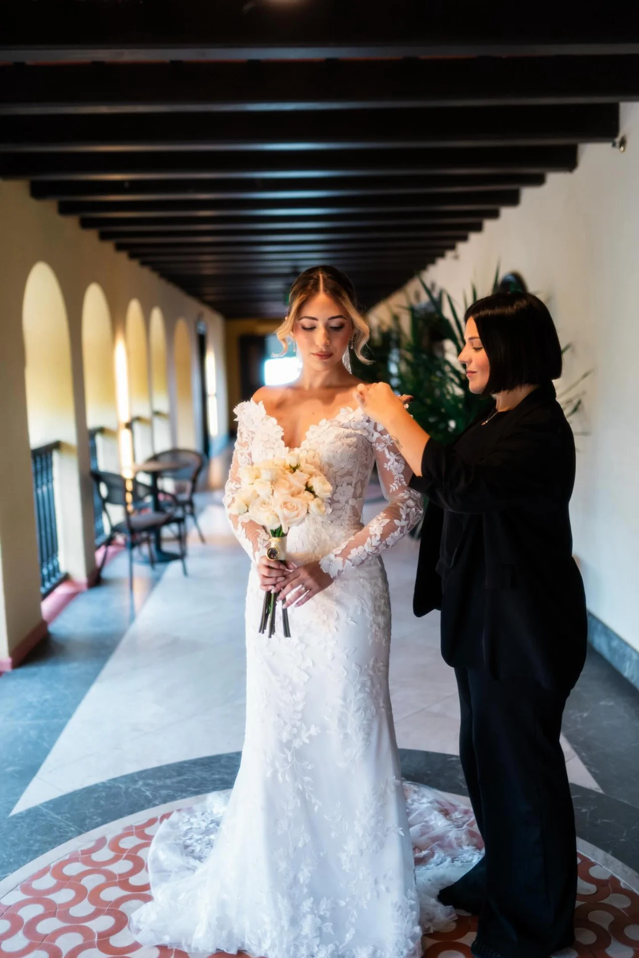 Viviana Medina coordinando los detalles del vestido de una novia