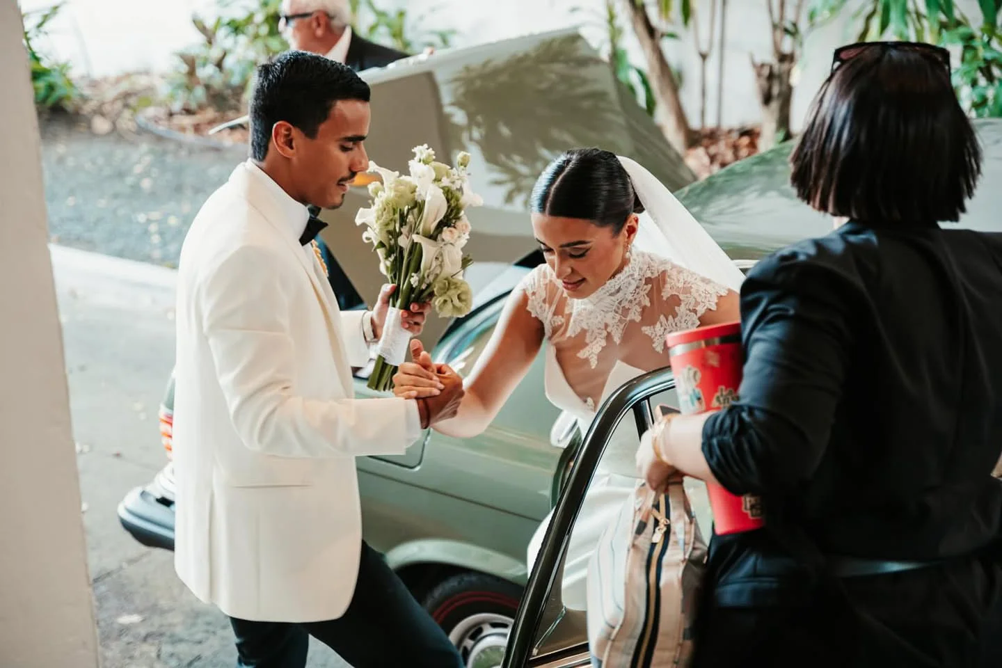 Viviana Medina asistiendo a una pareja el día de su boda