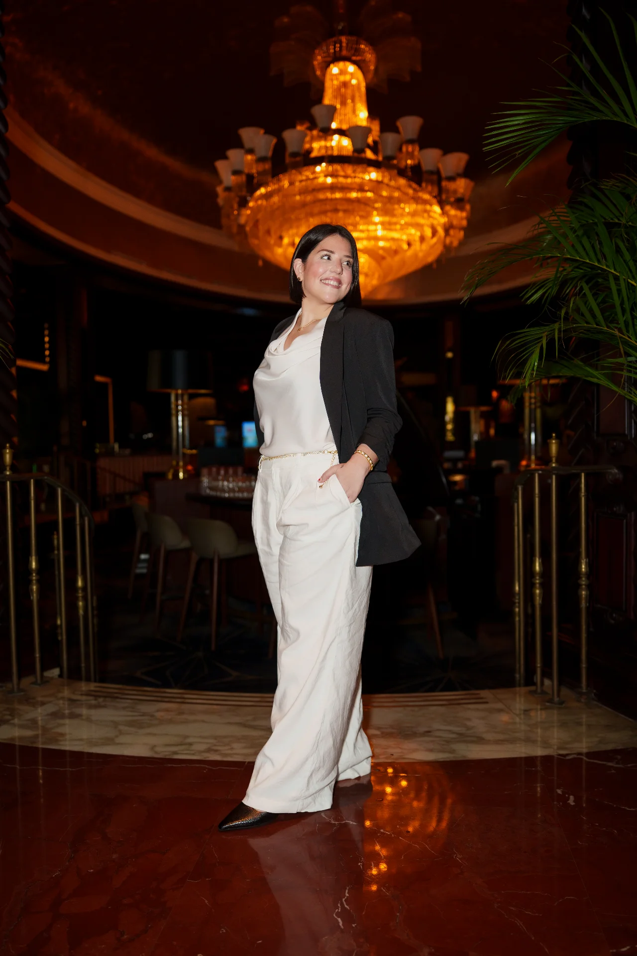 Viviana Medina en un vestíbulo de iluminación cálida