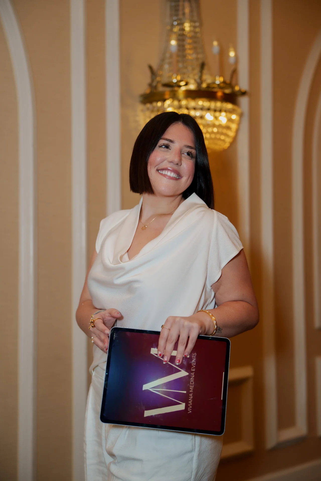 Viviana Medina mostrando la carpeta institucional de la firma