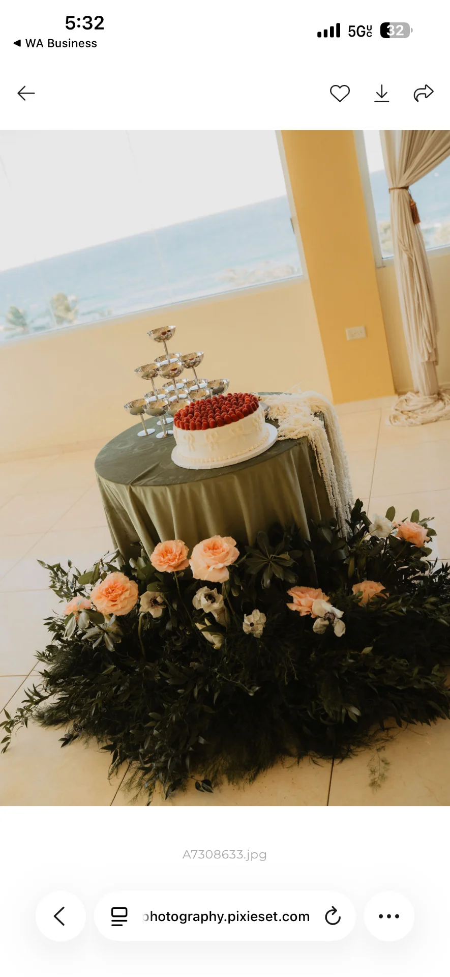 Mesa de postres con bizcocho de frutos rojos y arreglos florales