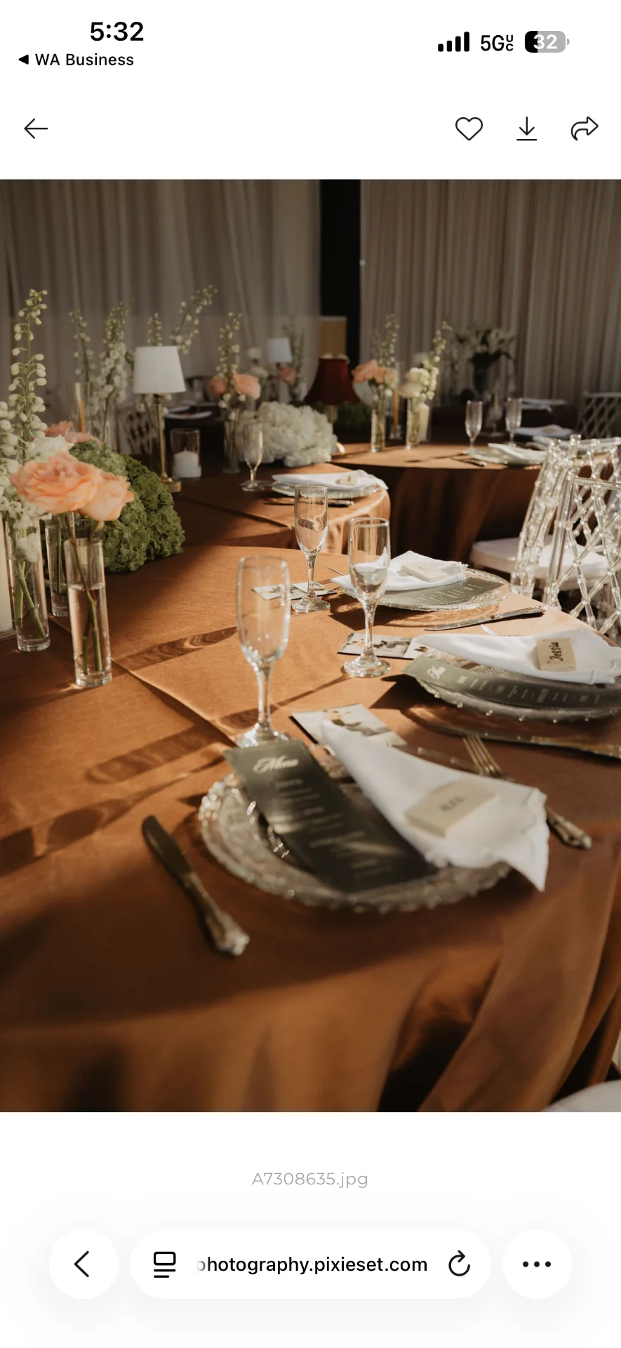 Mesa de recepción con vajilla elegante y textiles color terracota