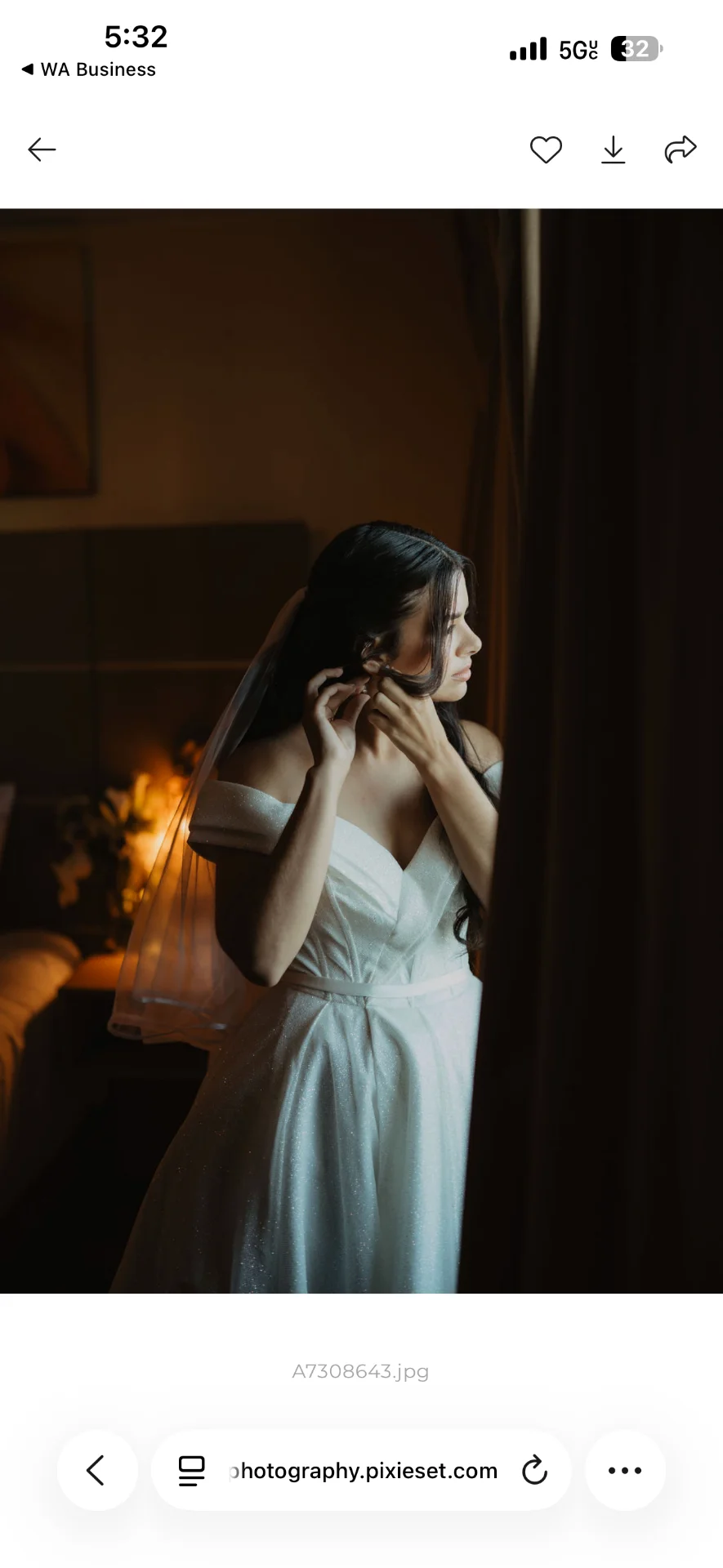 Novia junto a una ventana durante los preparativos