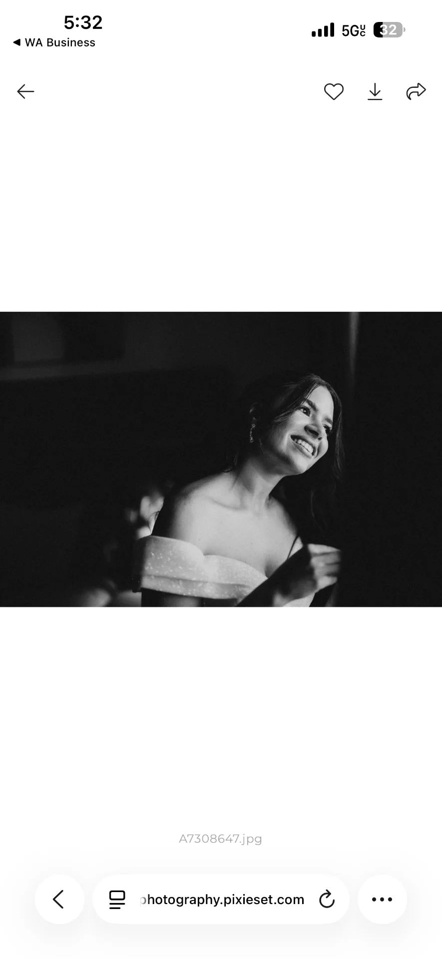 Retrato en blanco y negro de la novia durante los preparativos