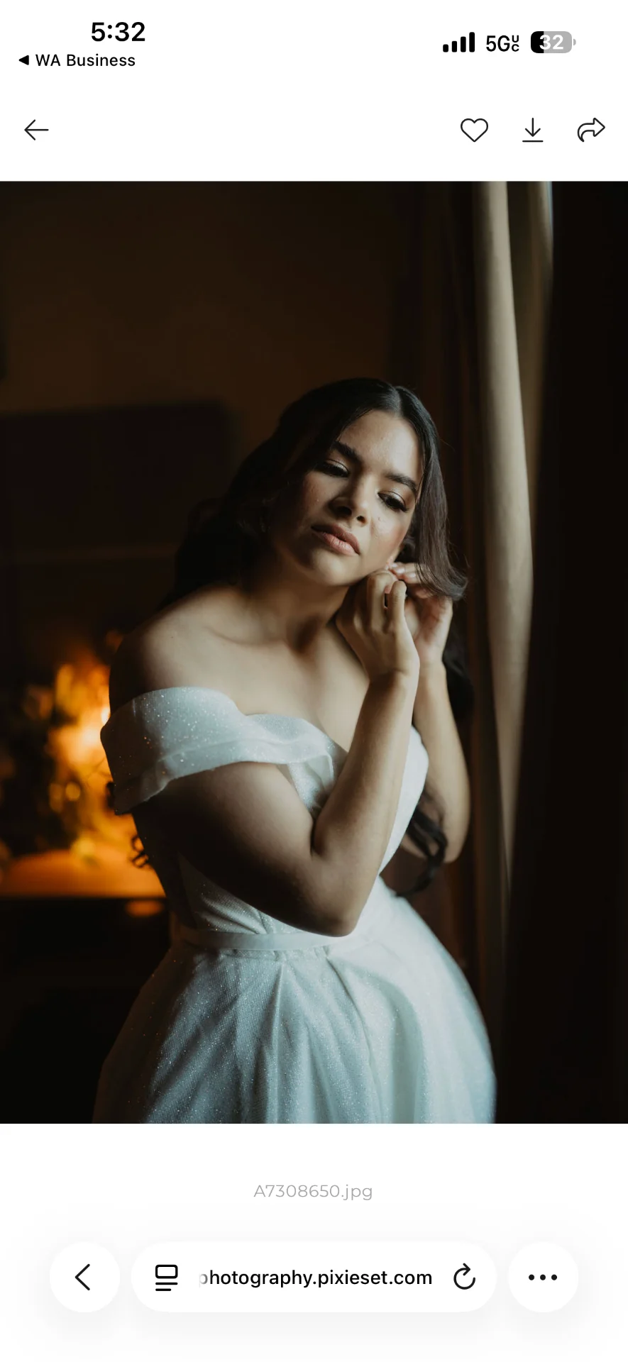 Novia ajustando un arete junto a una ventana