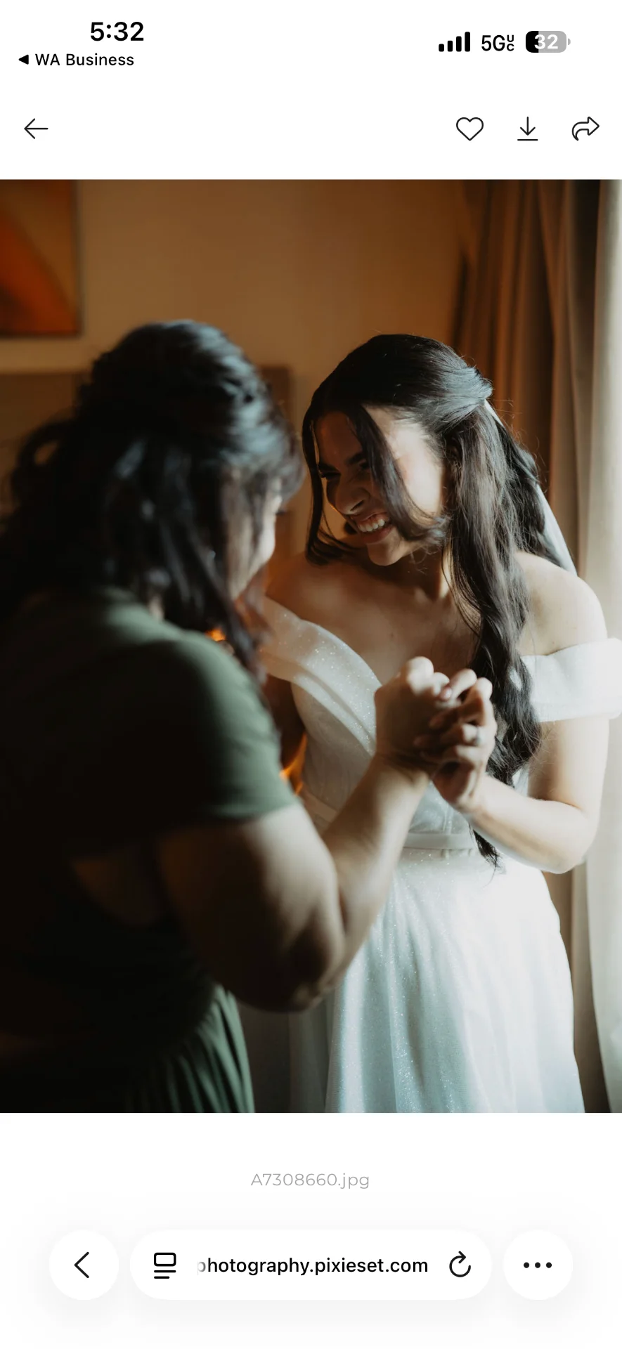 Novia recibiendo ayuda con un accesorio antes de la ceremonia