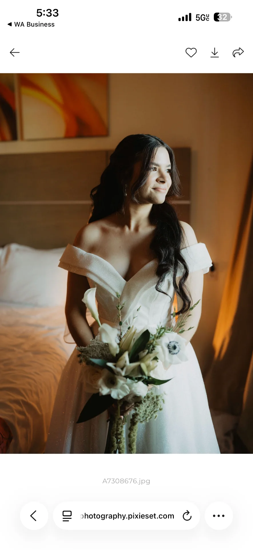 Novia sosteniendo un ramo de flores blancas
