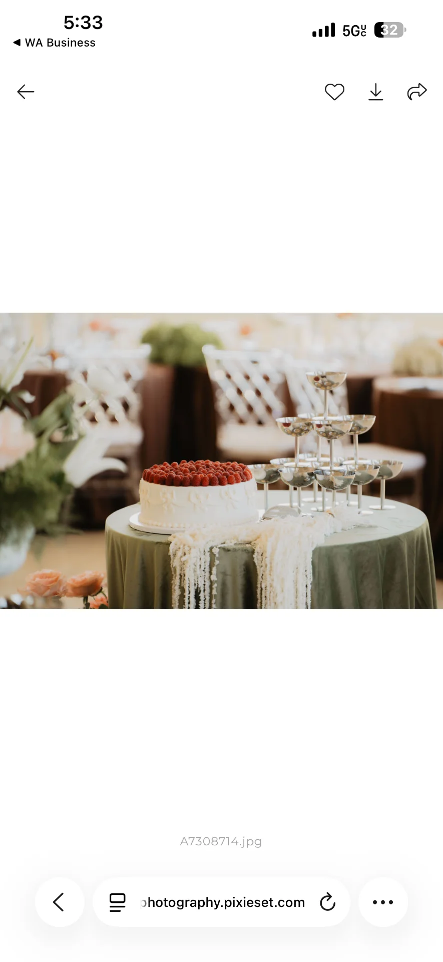 Mesa de postres decorada para una celebración elegante