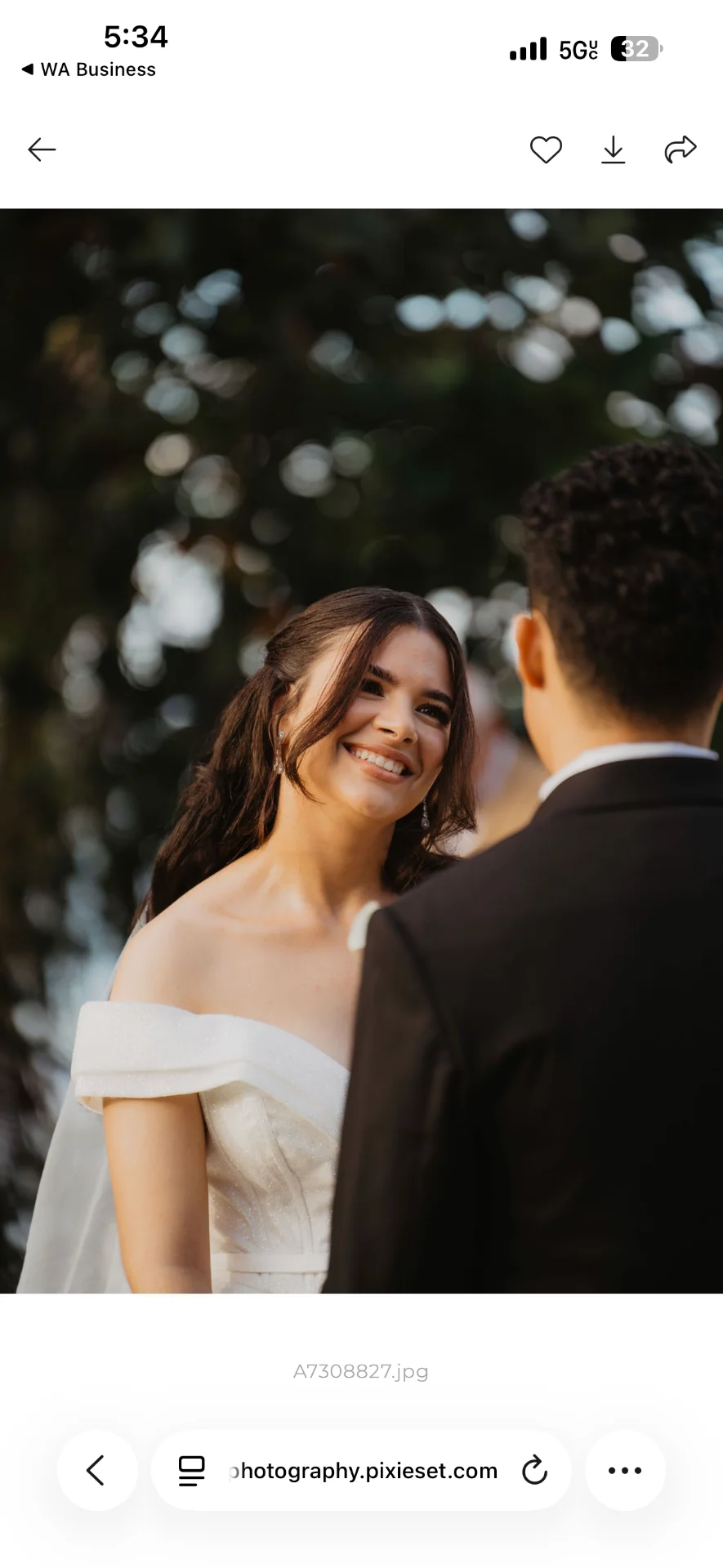 Novia sonriendo frente al novio durante la ceremonia
