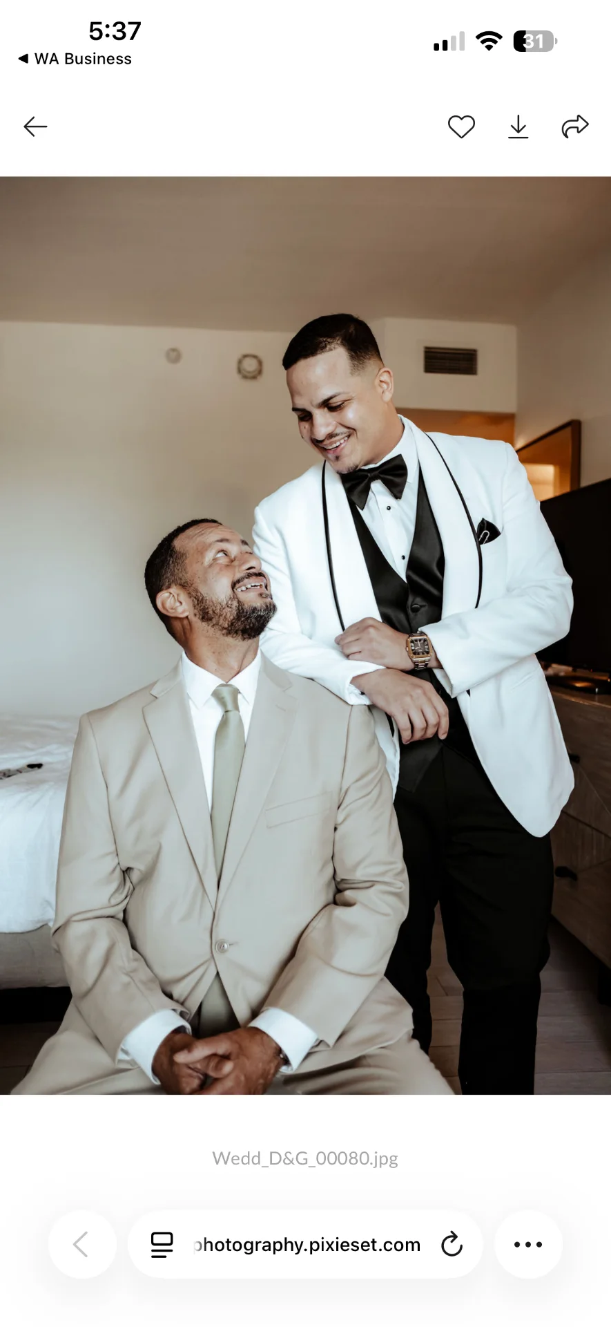 Padrino ajustando la corbata del novio