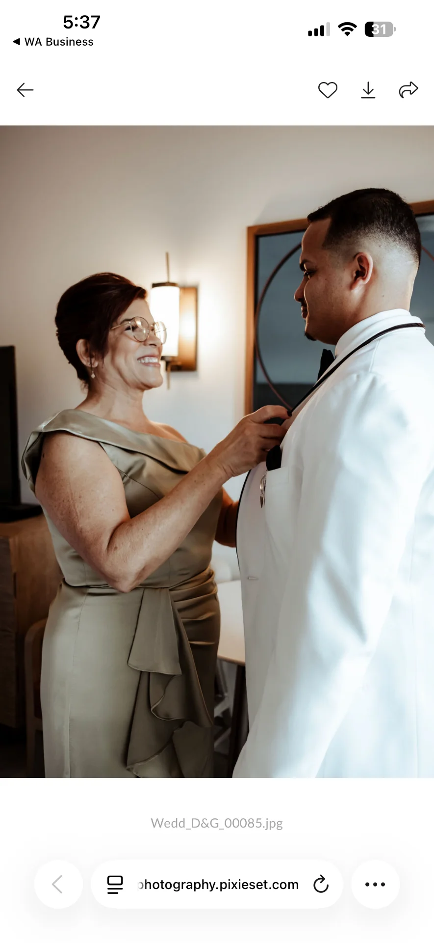 Familiar ayudando al novio con el cuello de su traje