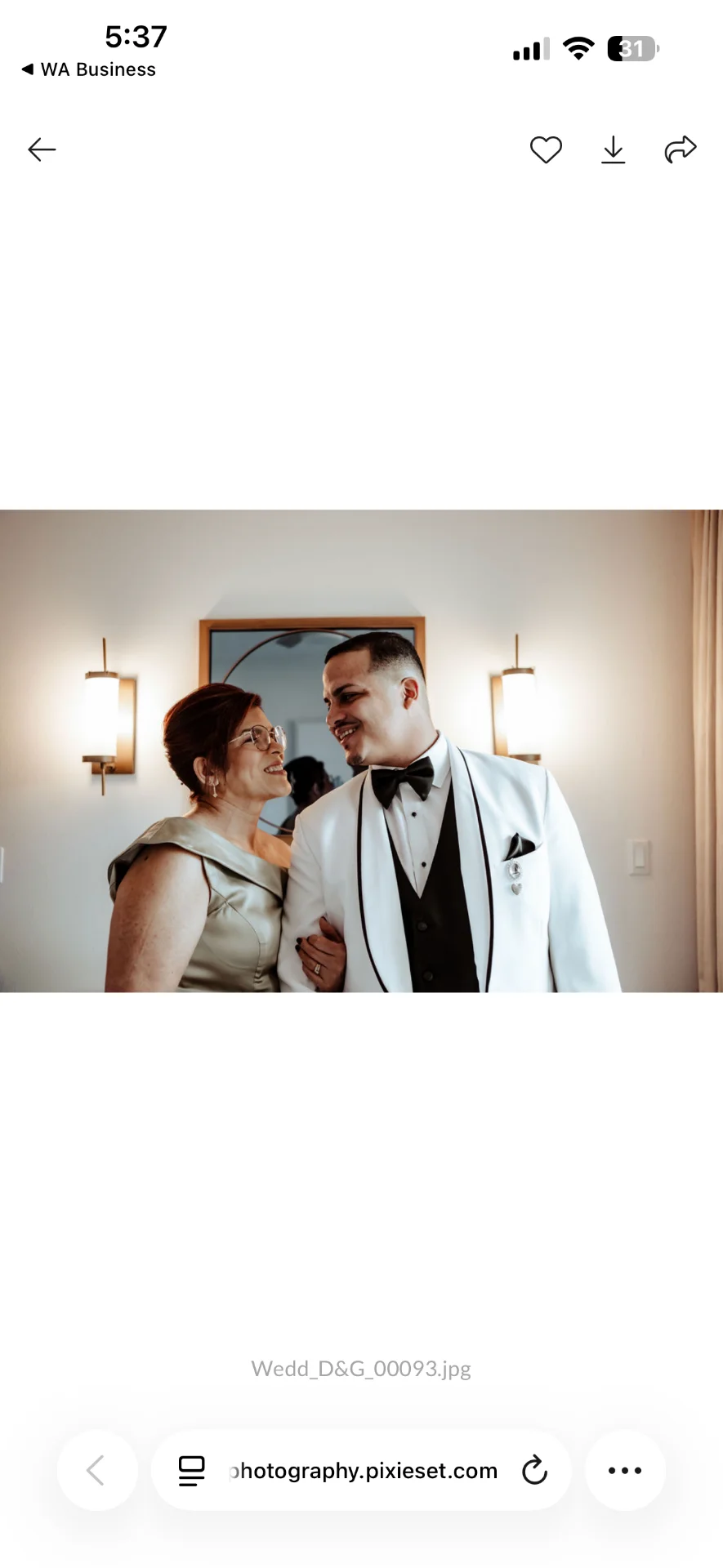 Pareja vestida para la boda en un retrato interior