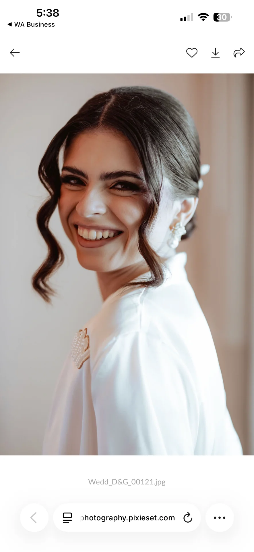 Novia sonriendo durante los preparativos