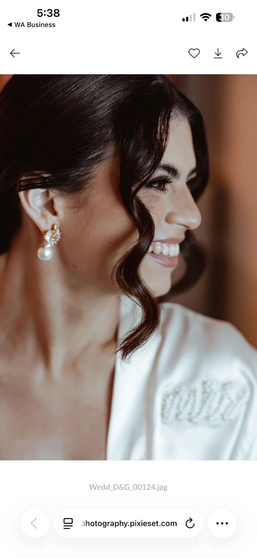 Perfil de la novia con aretes de perla