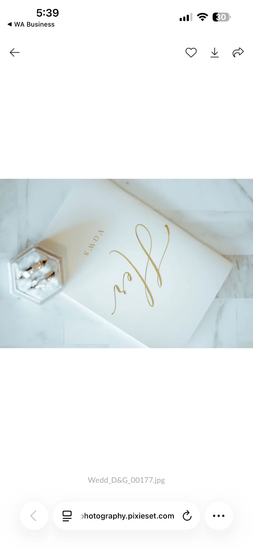 Papelería y joyería de boda con monograma dorado