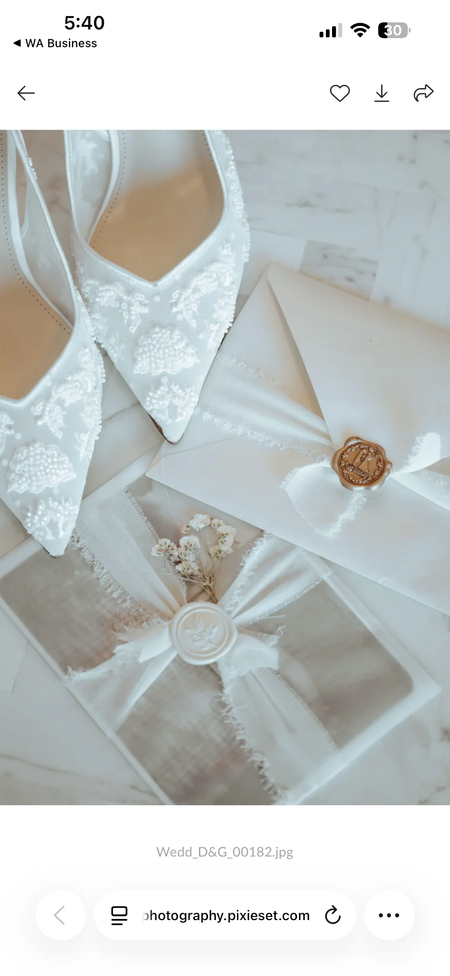 Zapatos de novia junto a los anillos