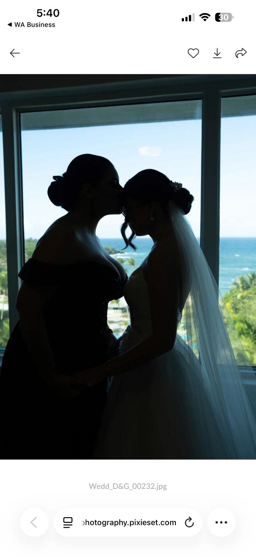 Silueta de la novia y una acompañante junto a una ventana