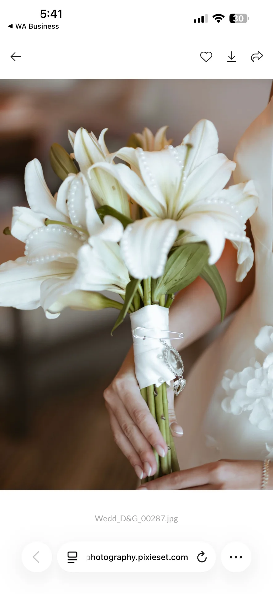 Ramo blanco en manos de la novia