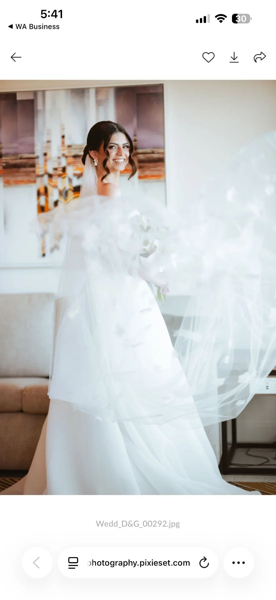 Novia posando con su vestido antes de la ceremonia