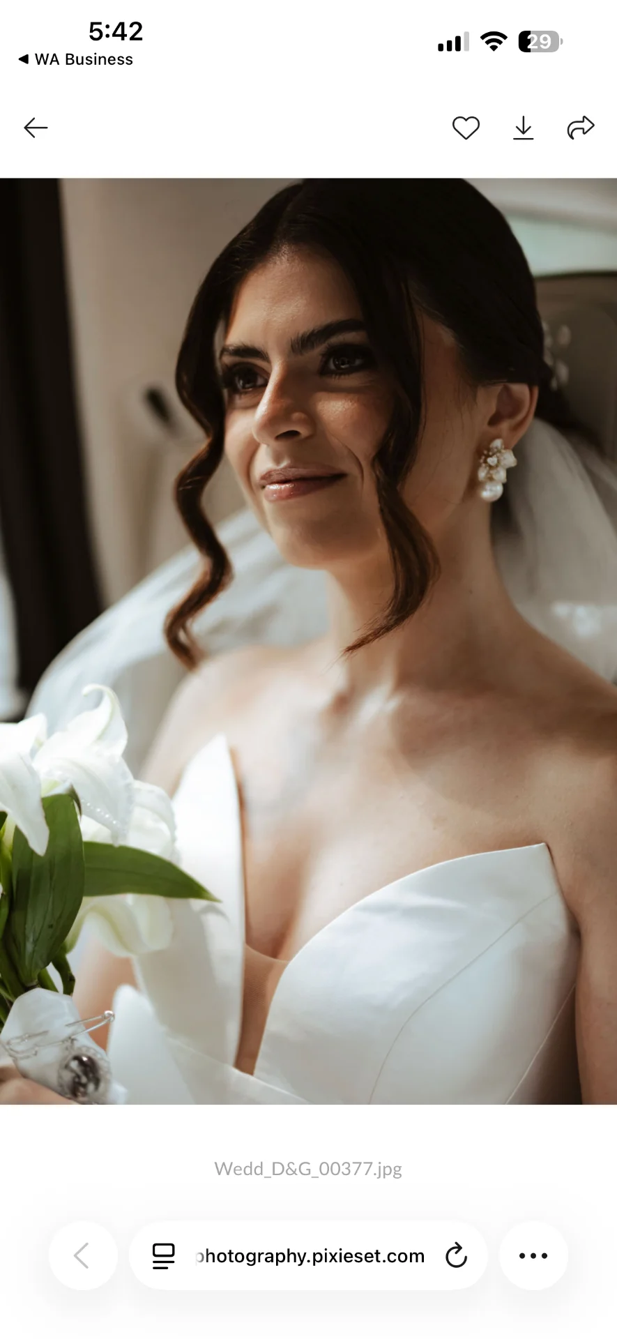 Novia sosteniendo un ramo blanco en un retrato interior