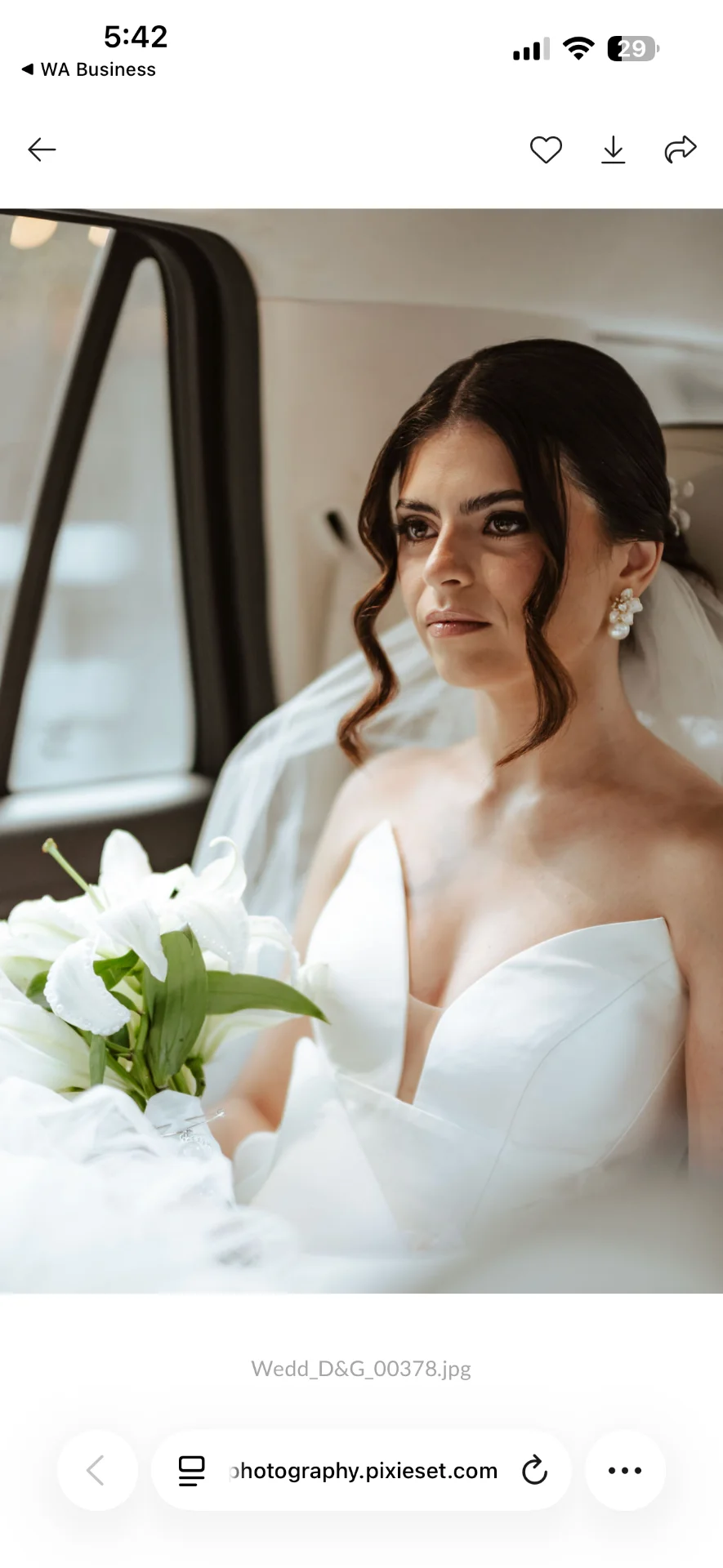 Retrato cercano de la novia con flores blancas