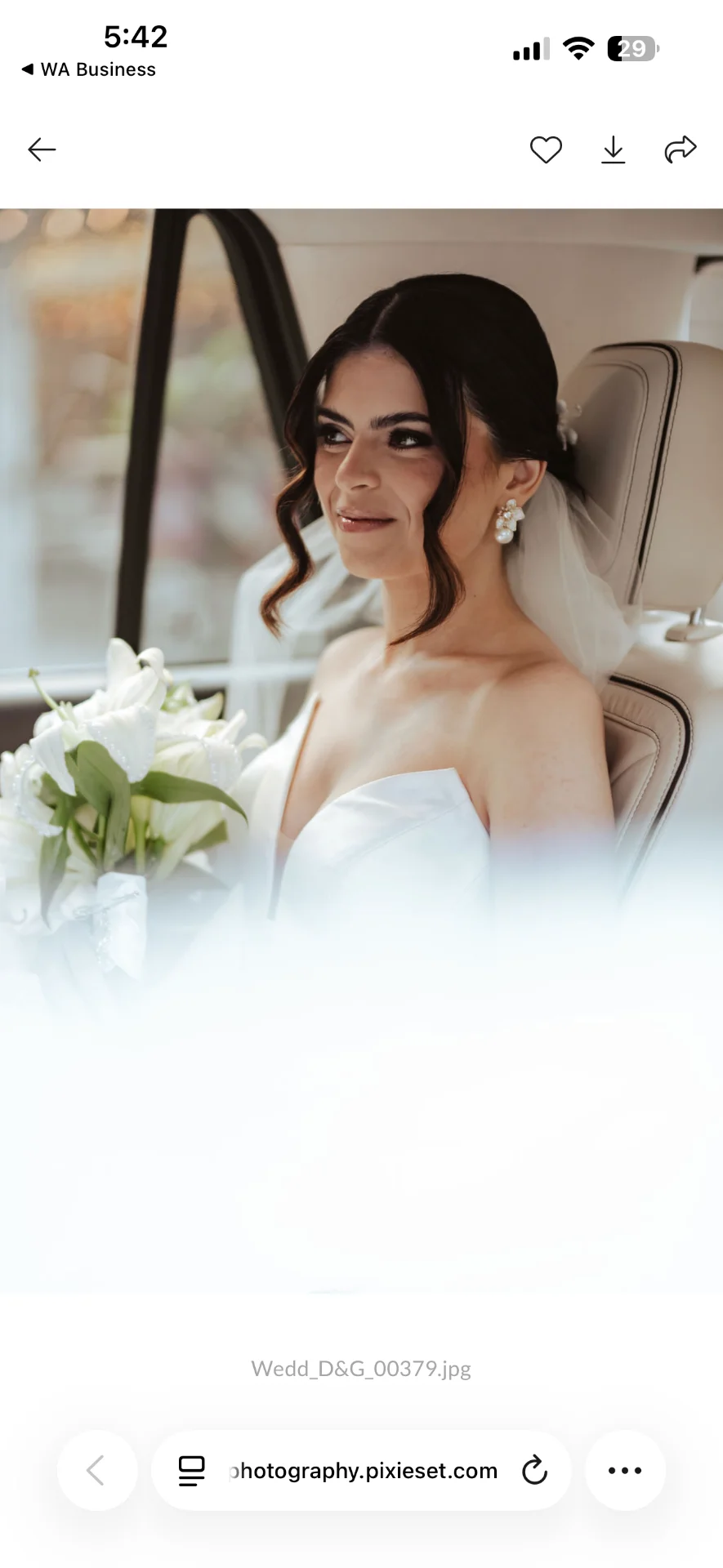 Novia mirando por la ventana de un automóvil
