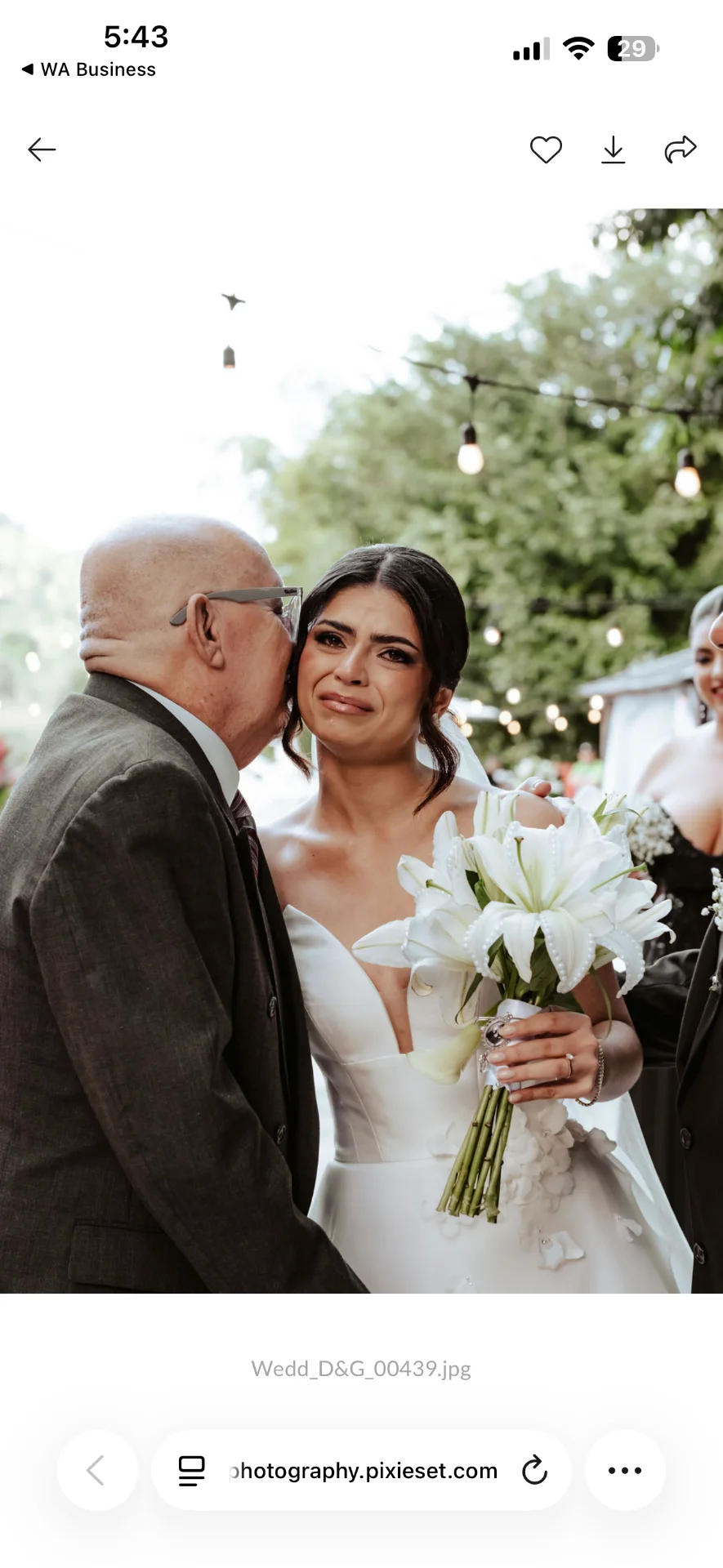 Novia caminando acompañada hacia la ceremonia