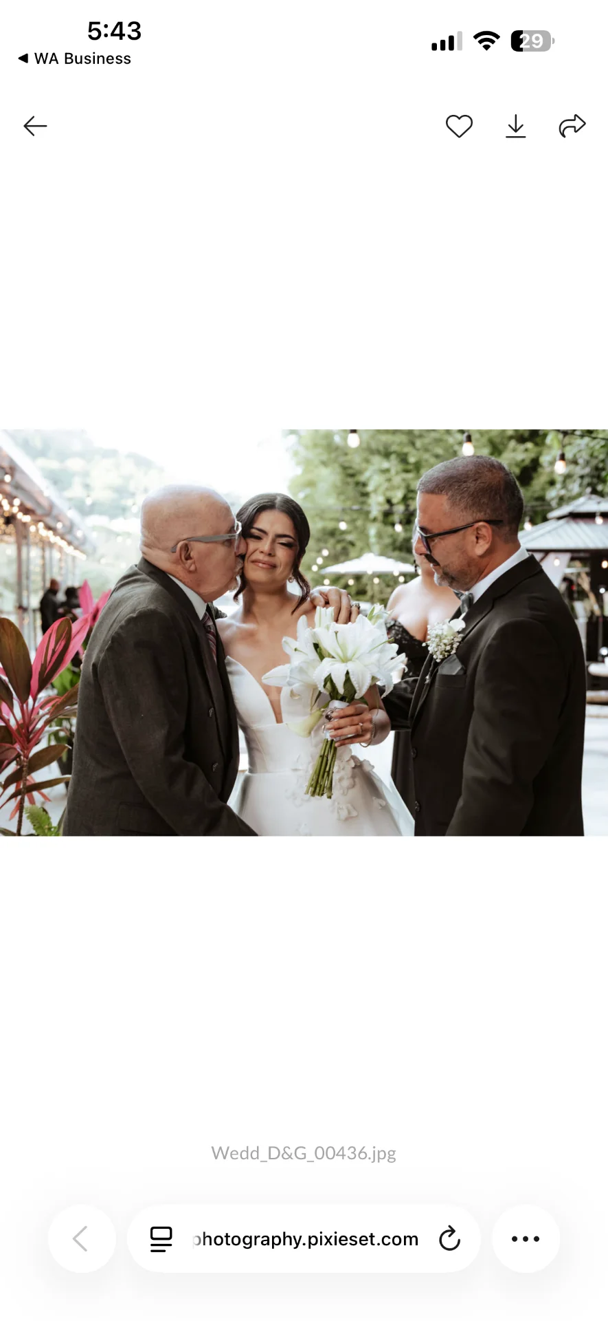 Novia recibiendo un abrazo antes de los votos