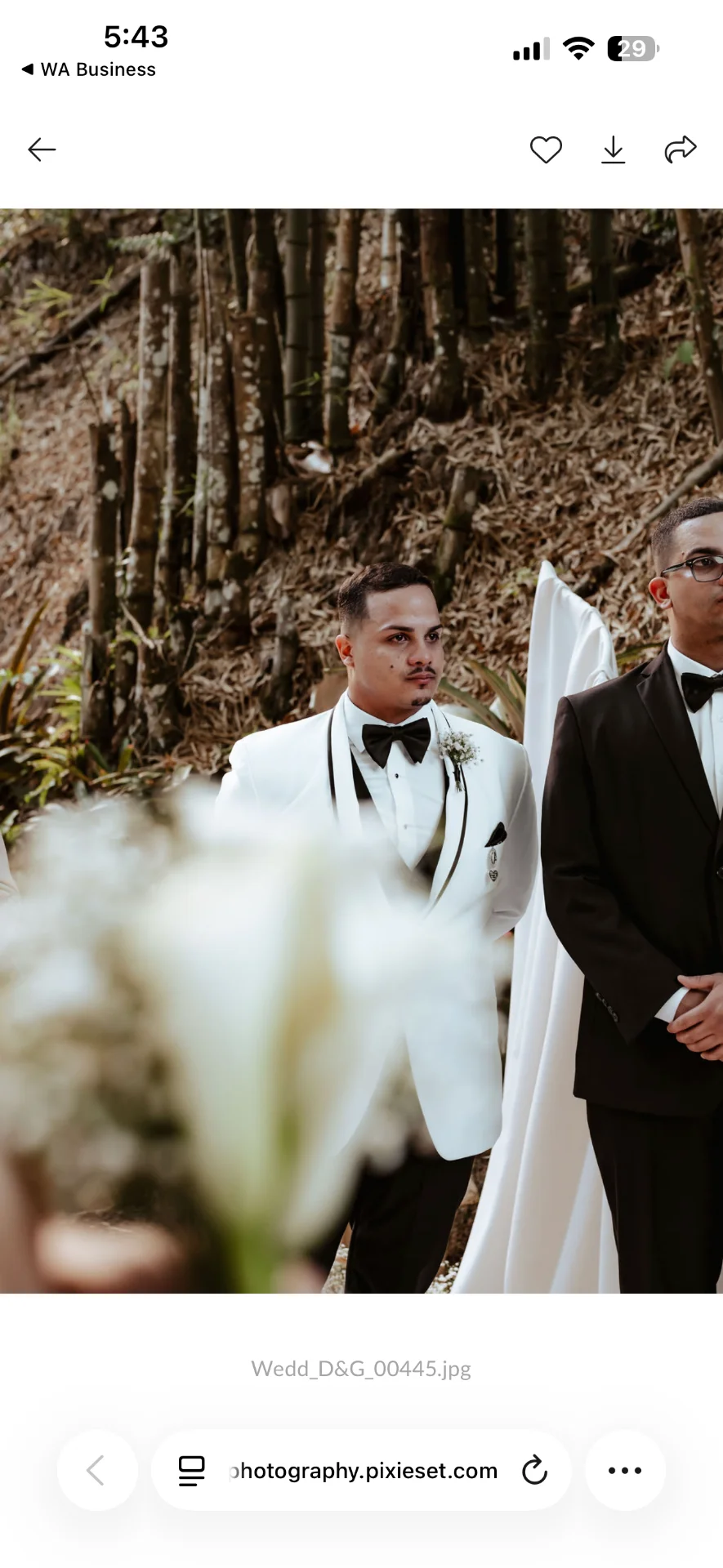 Novio esperando junto al altar al aire libre