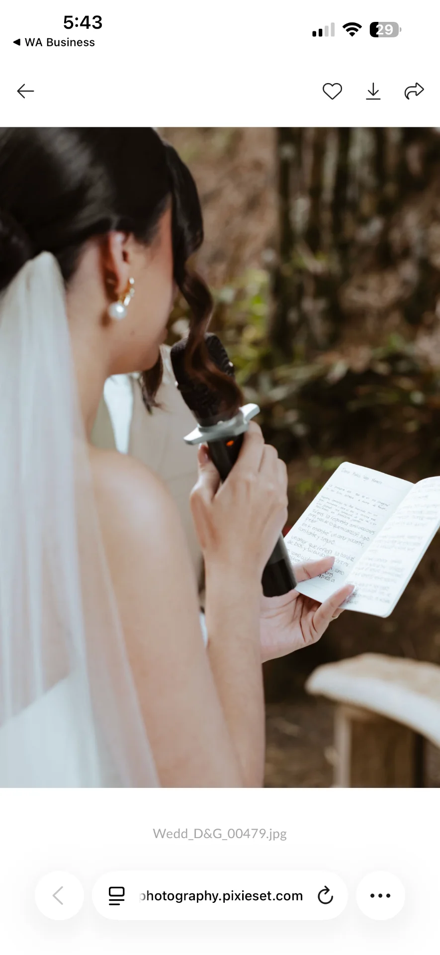 Novia leyendo sus votos durante la ceremonia