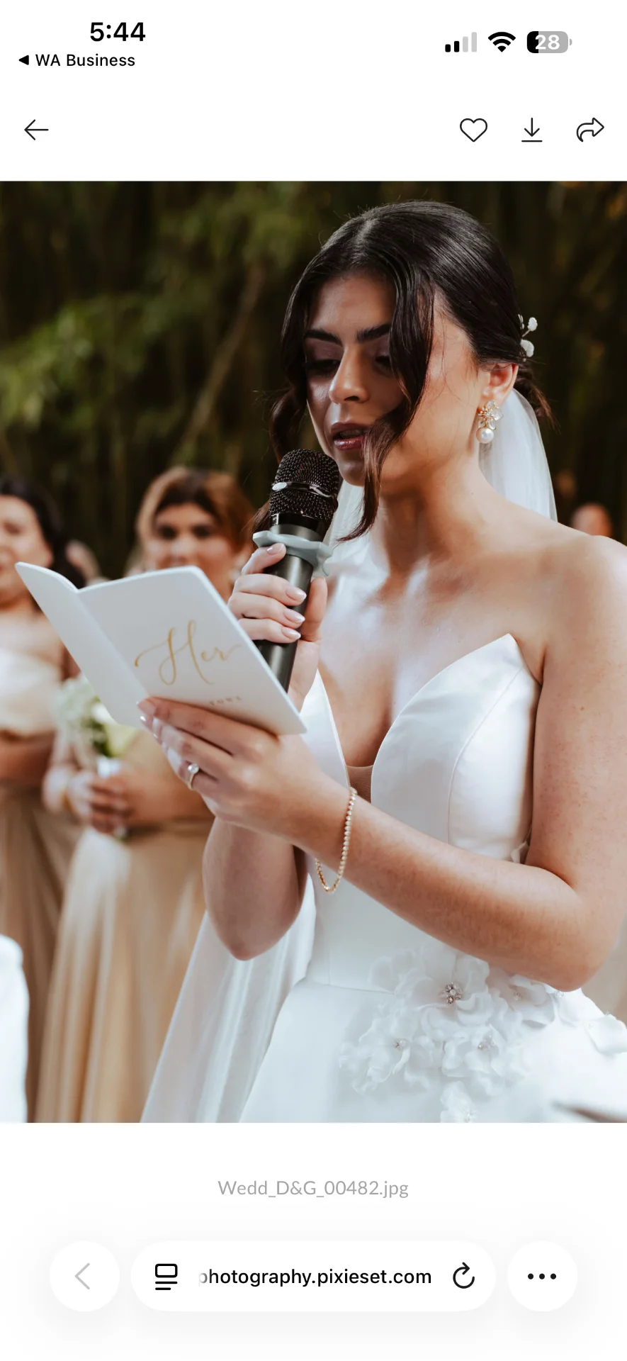 Novia emocionada leyendo una carta