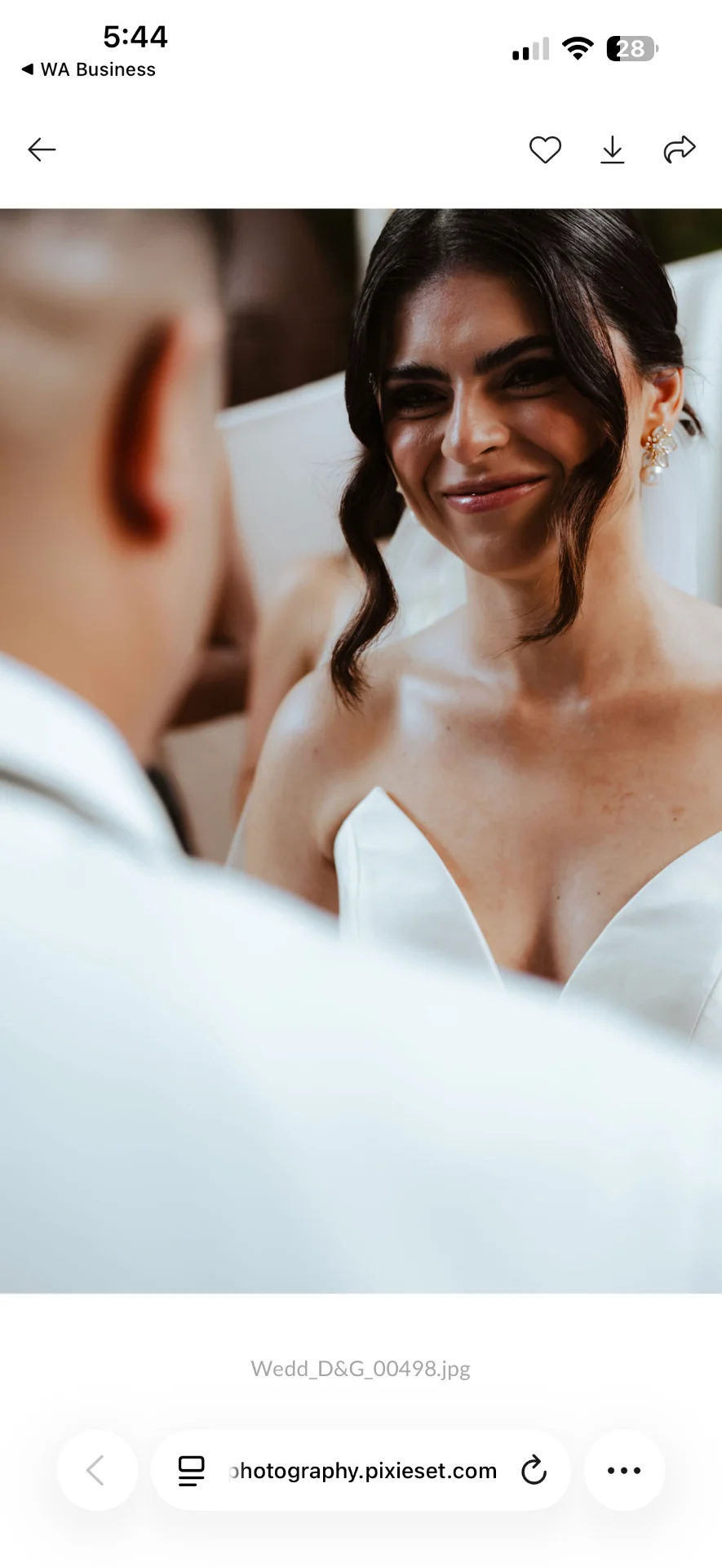 Novia sonriendo frente al novio en el altar