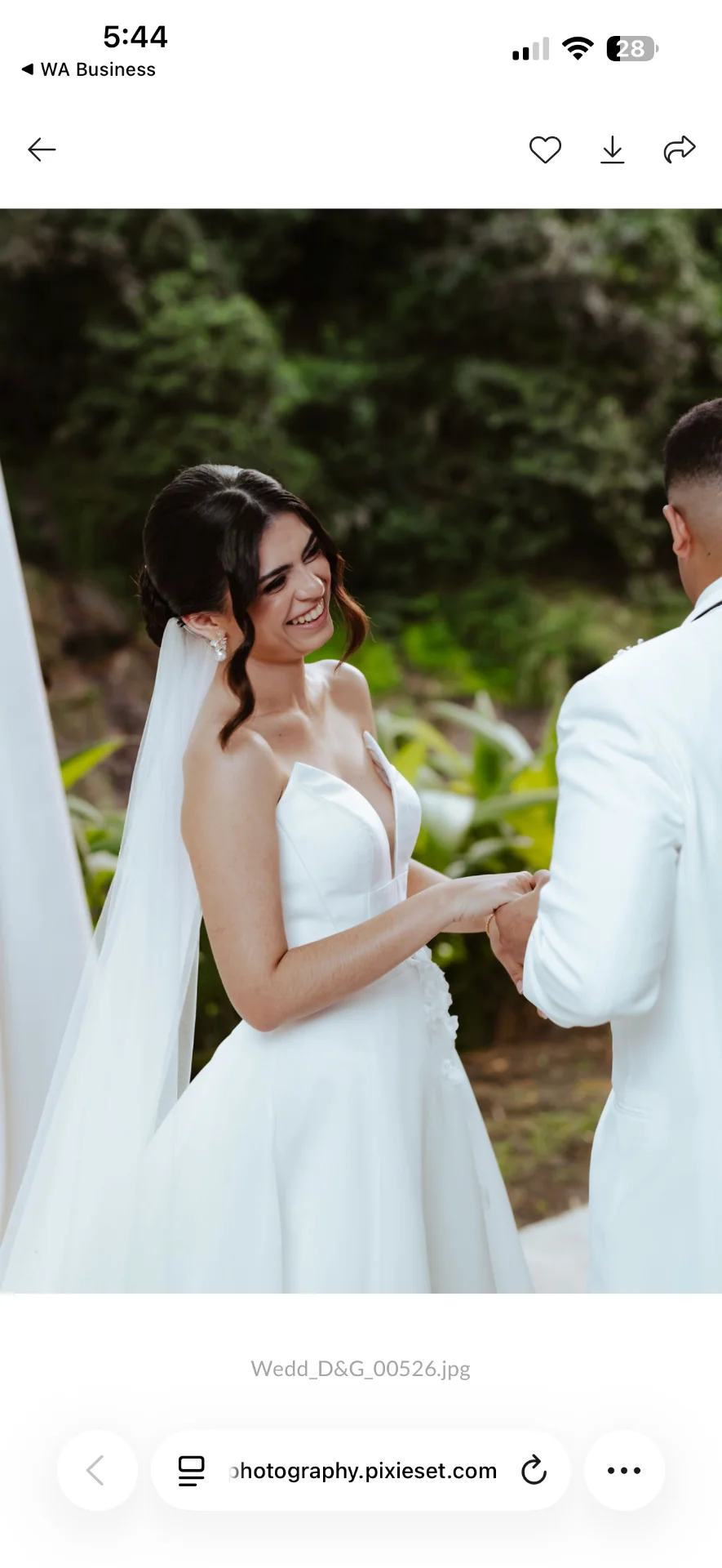 Novia y novio tomados de las manos durante los votos
