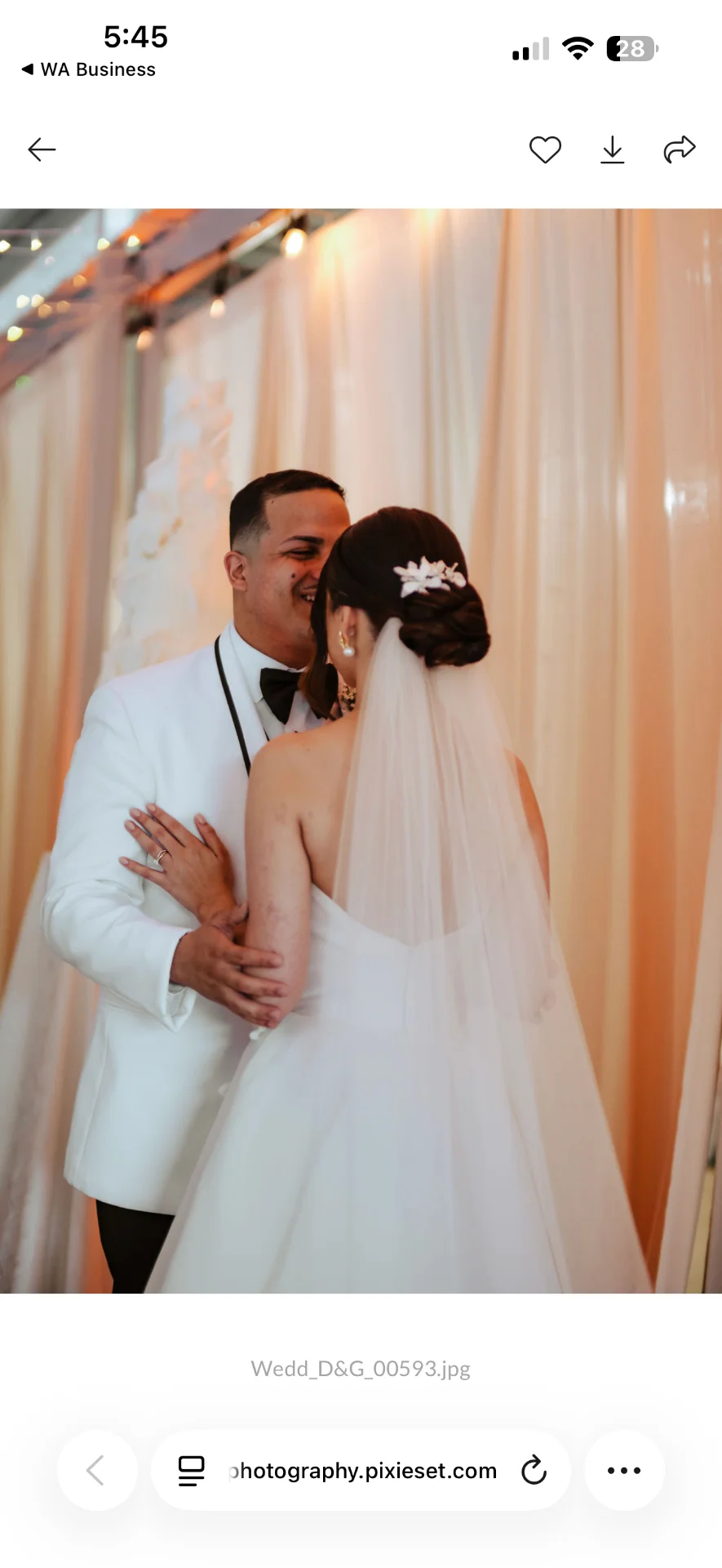 Pareja besándose durante la recepción