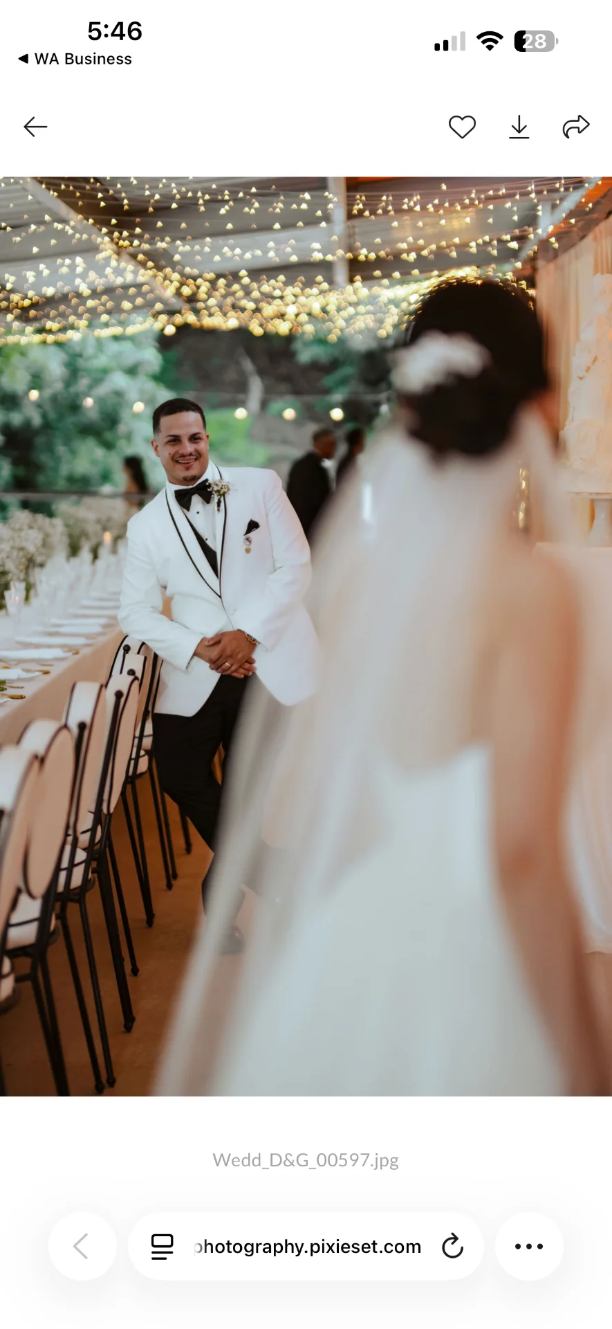 Novio esperando a la novia en el pasillo de la recepción
