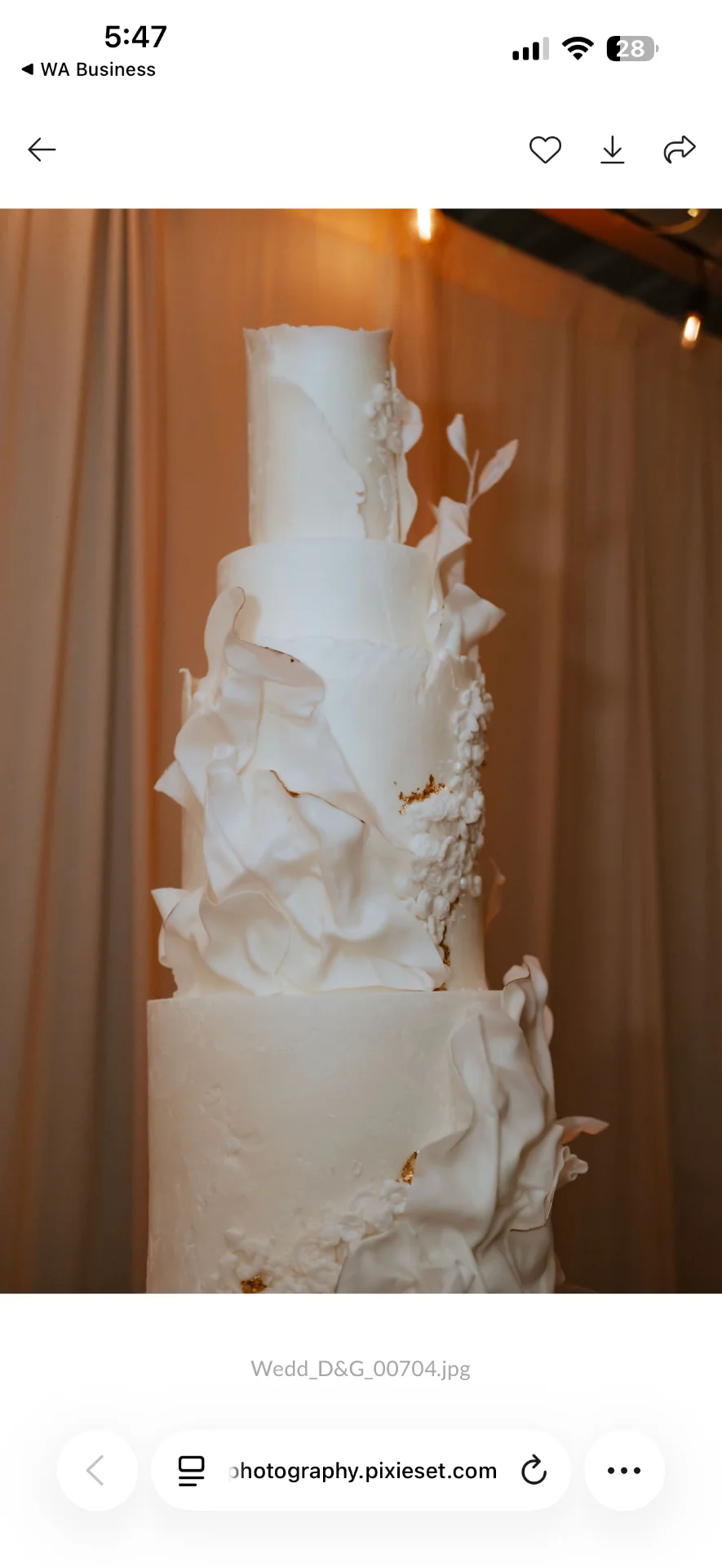 Bizcocho de boda blanco con decoración floral