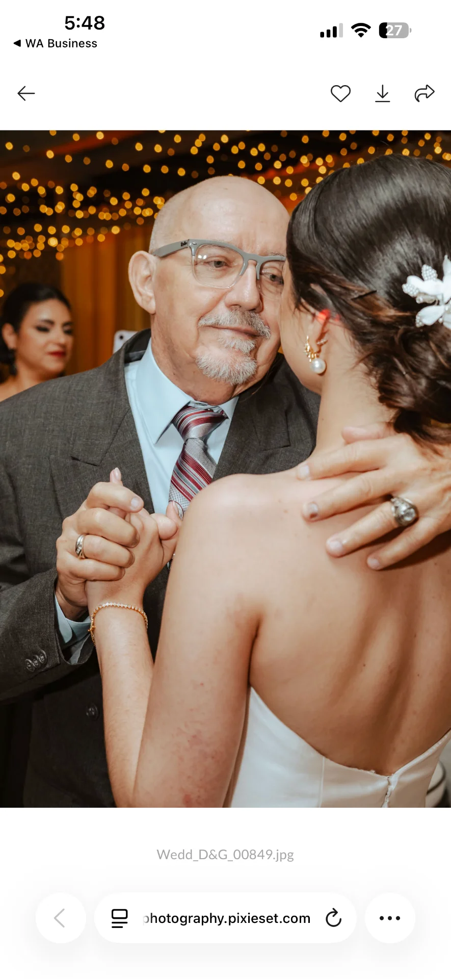 Invitado mayor abrazando a la novia durante la recepción